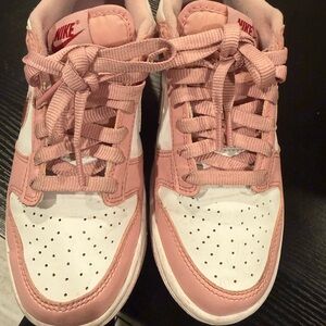 Nike Kids Low-Top Sneakers in Blush Pink and White
